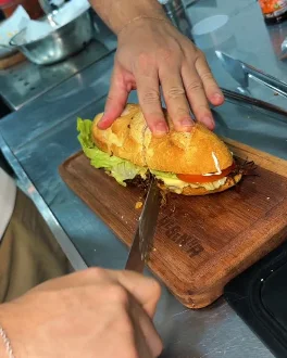 Post: burger sendo cortado ao meio