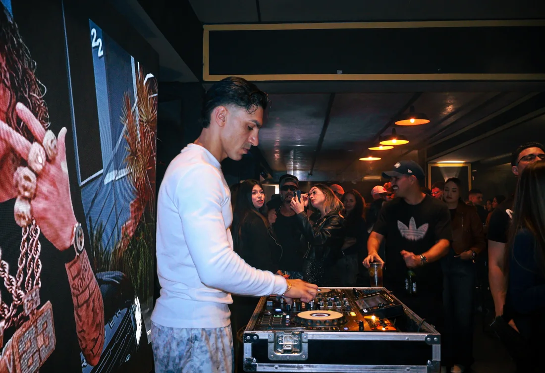DJ na cabine do Resenha com a pista cheia atrás
